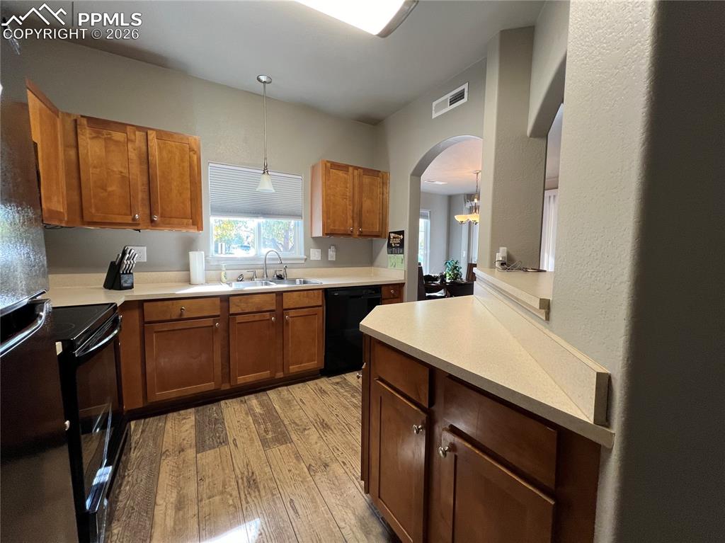 Image 8 of 17: Kitchen