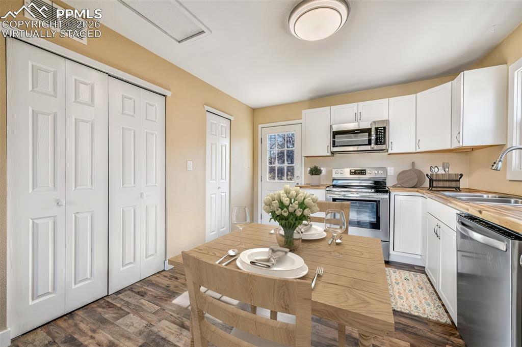 Image 14 of 50: Virtually Staged