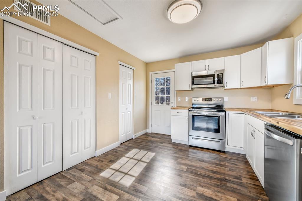 Image 15 of 50: Kitchen