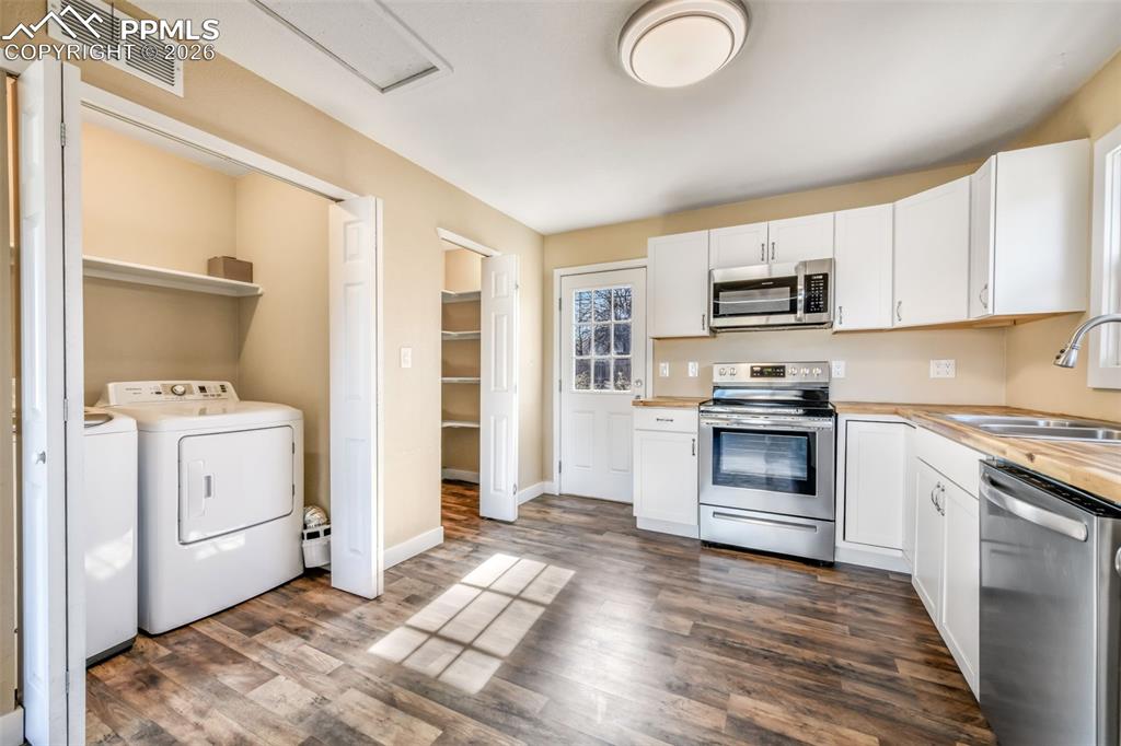 Image 17 of 50: Kitchen