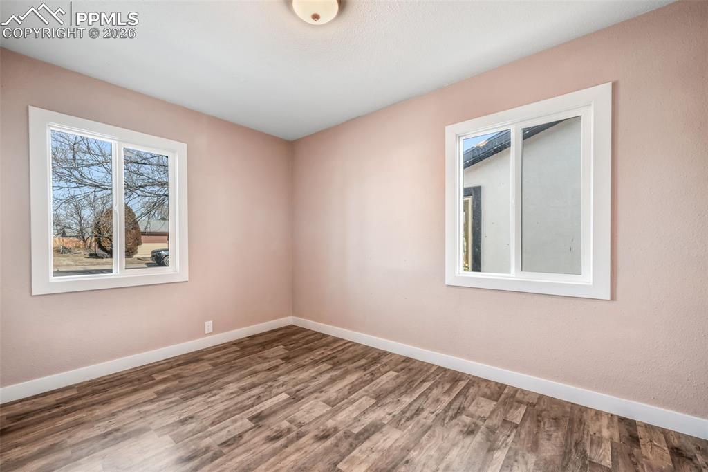 Image 28 of 50: Bedroom