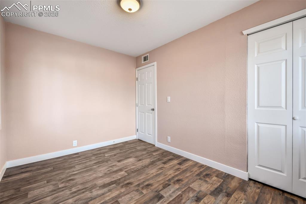 Image 32 of 50: Bedroom