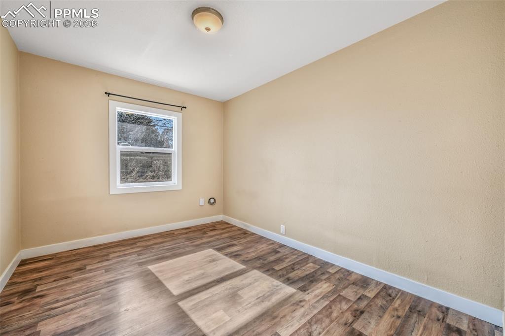 Image 34 of 50: Bedroom