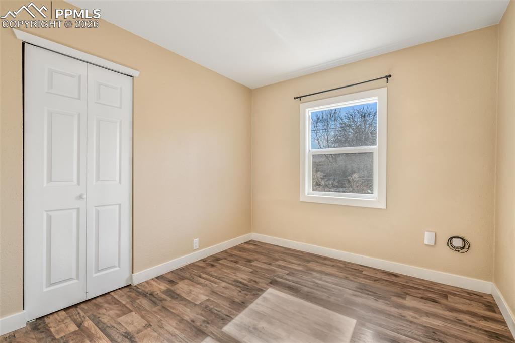 Image 36 of 50: Bedroom