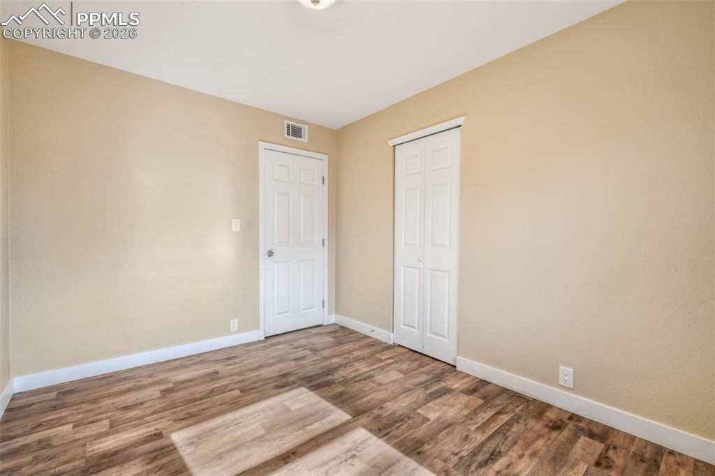 Image 38 of 50: Bedroom