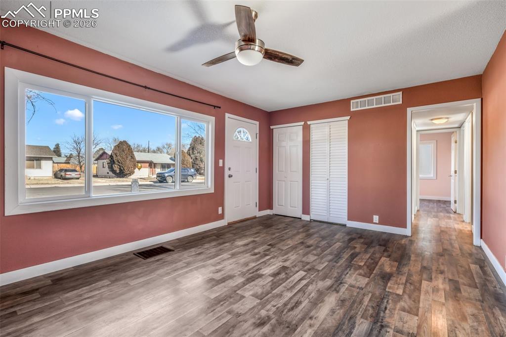 Image 5 of 50: Living Room