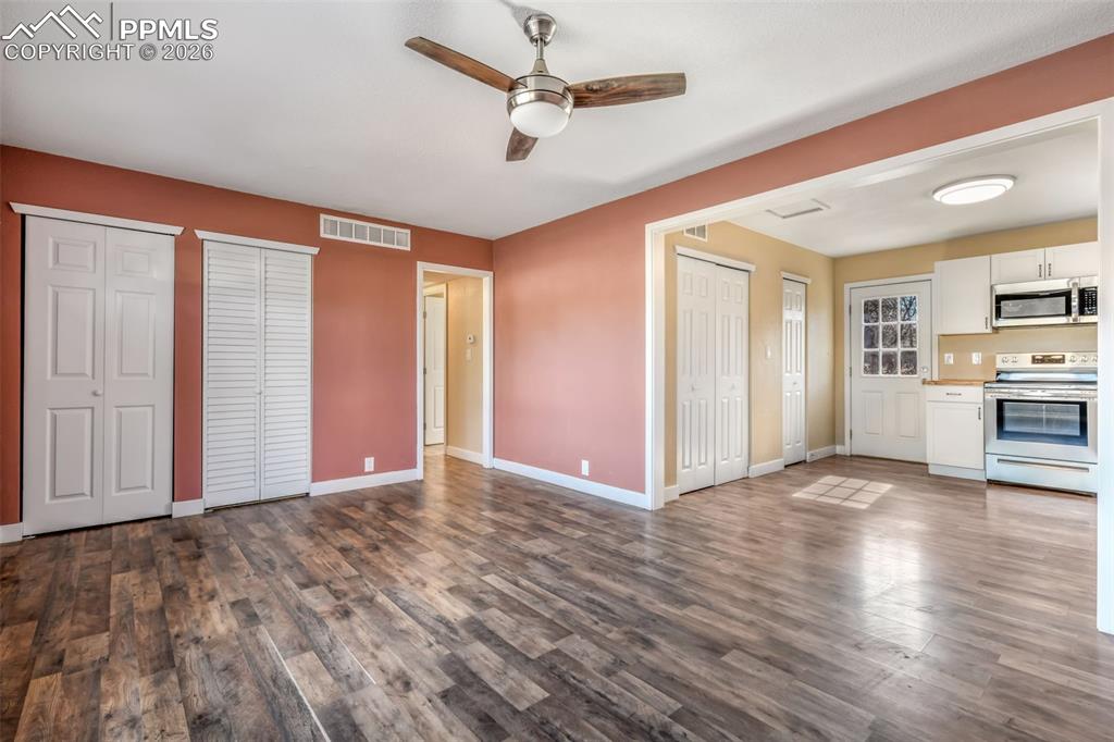 Image 7 of 50: Living Room