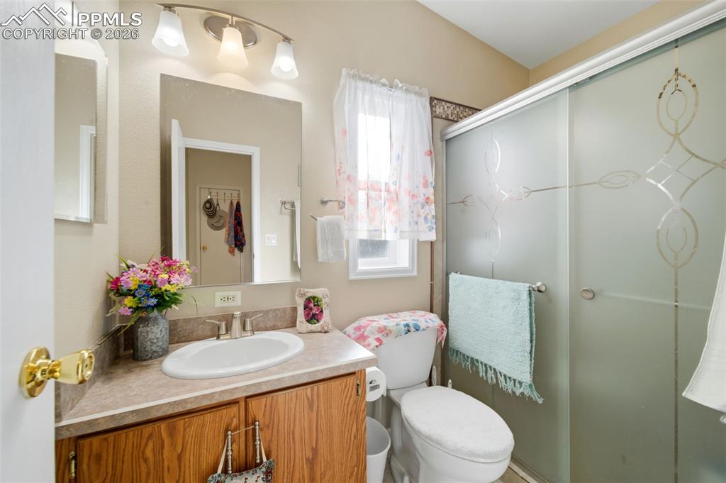 Image 19 of 37: Fresh Neutral Bathroom