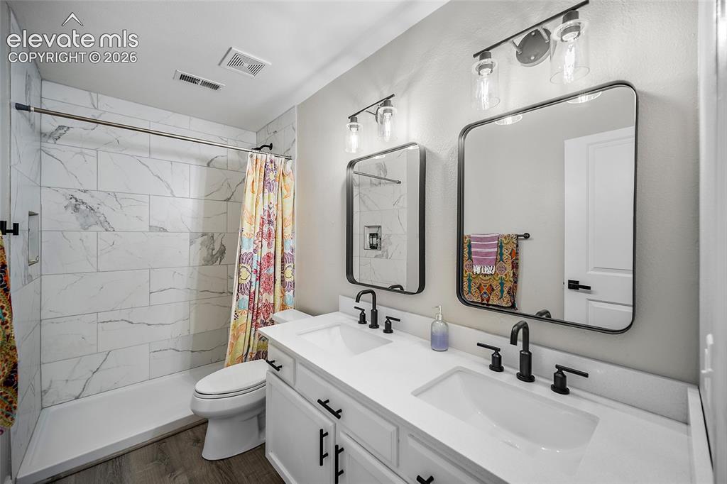 Image 16 of 42: Bathroom
