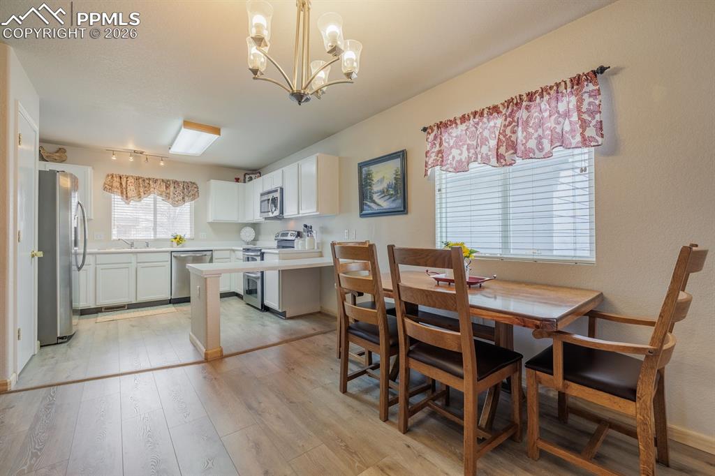 Image 11 of 28: Dining Area