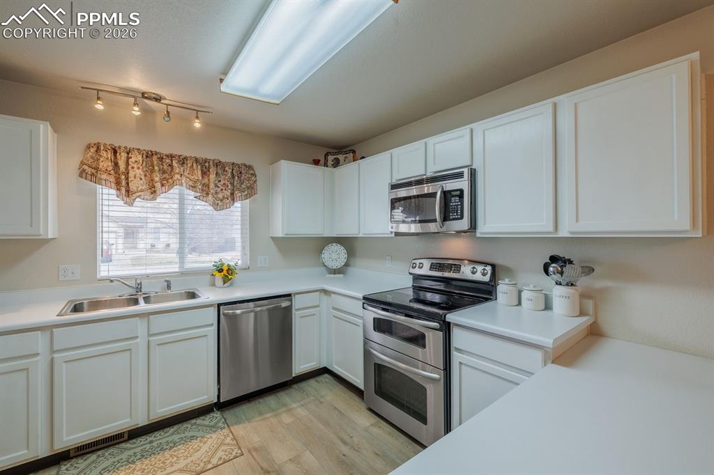 Image 14 of 28: Kitchen