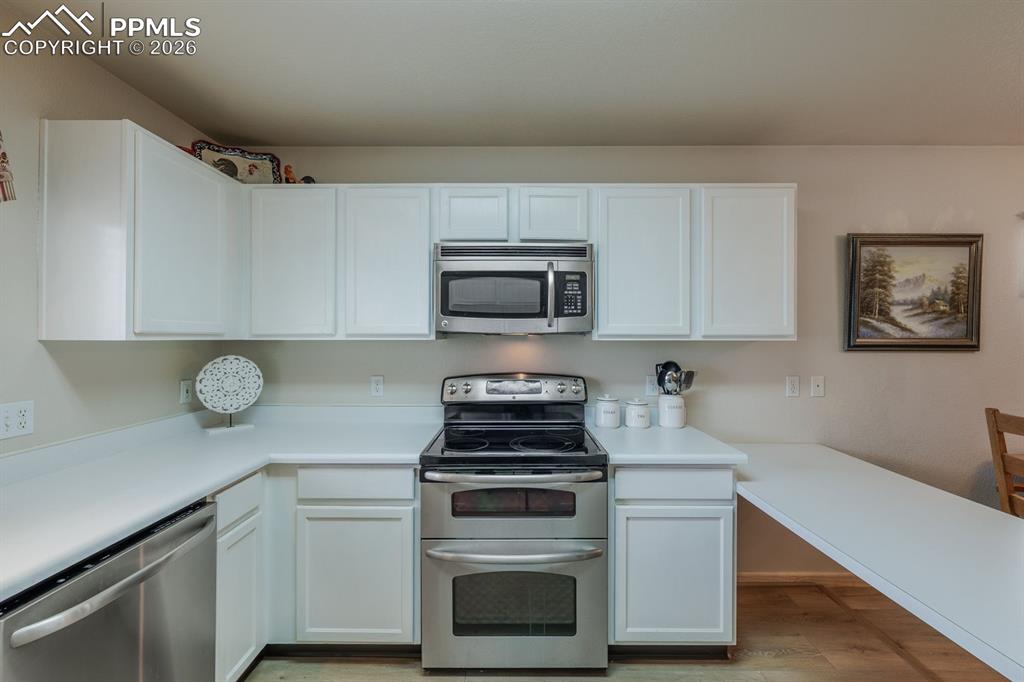 Image 15 of 28: Kitchen