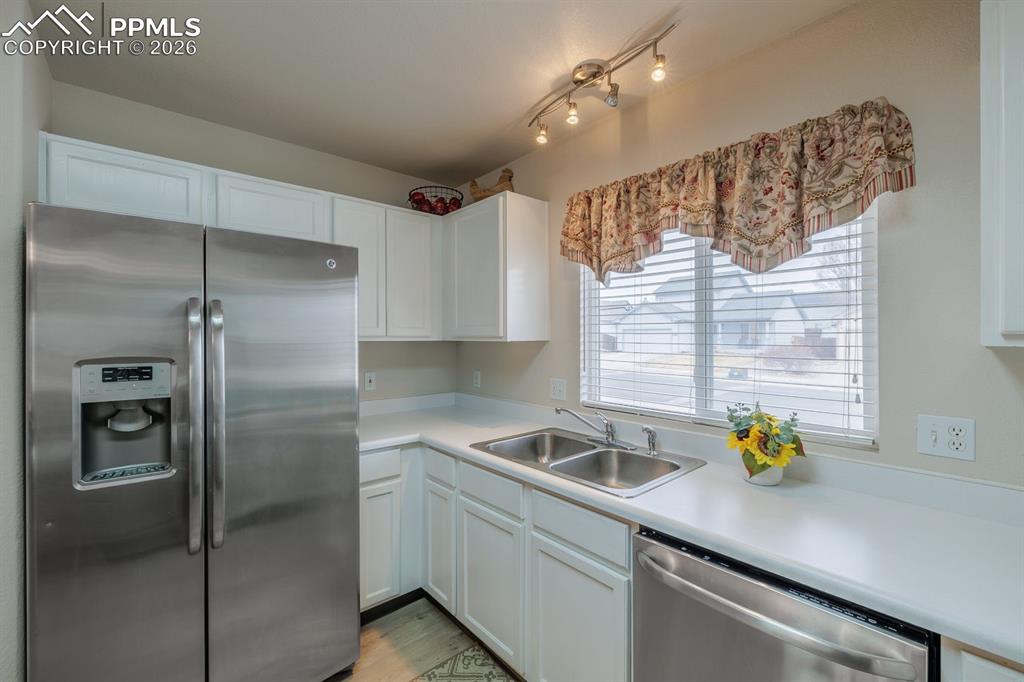 Image 17 of 28: Kitchen