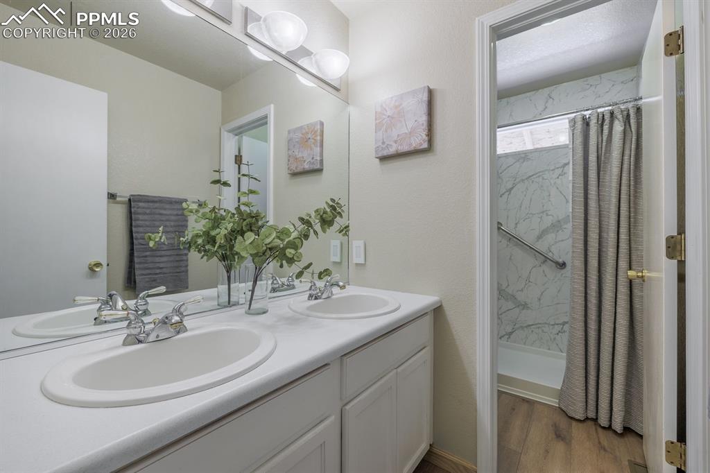 Image 21 of 28: Bathroom