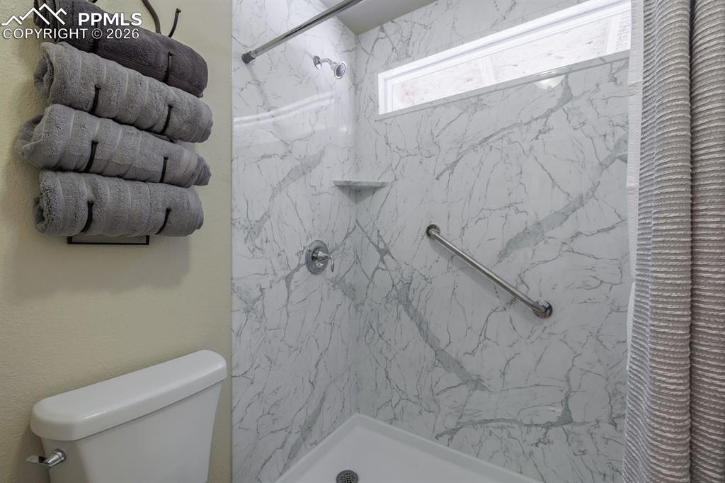 Image 22 of 28: Bathroom