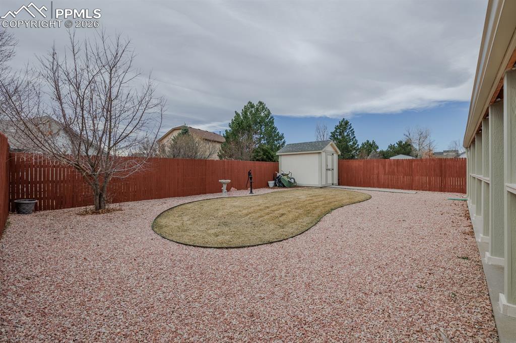 Image 27 of 28: Yard