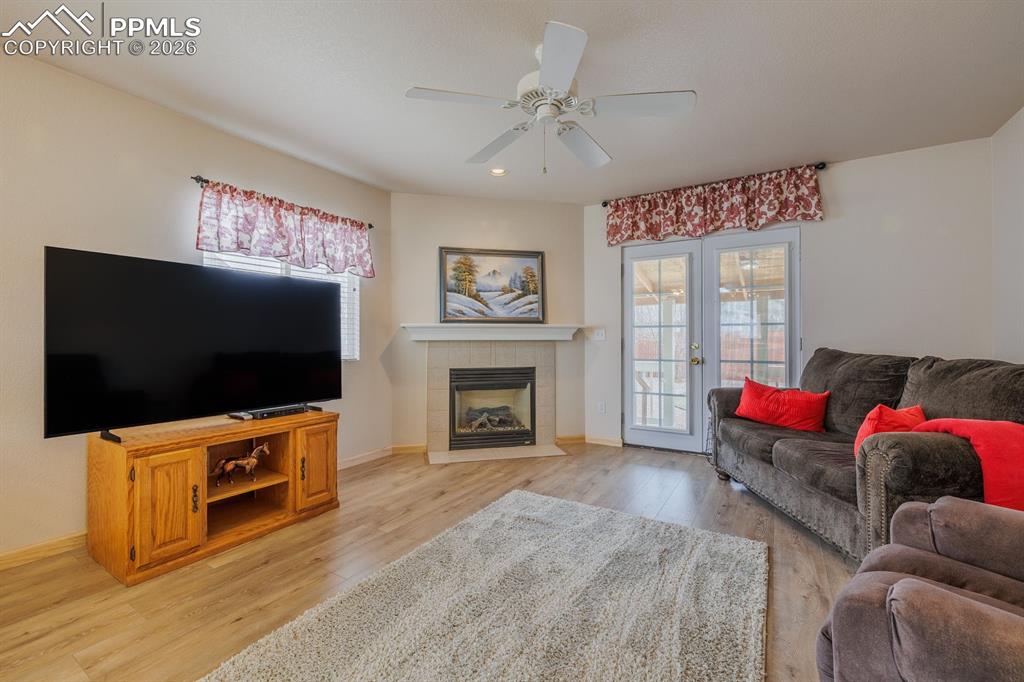 Image 7 of 28: Living Room