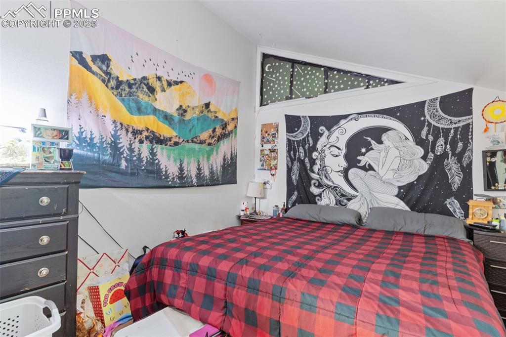 Image 30 of 34: Front unit bedroom