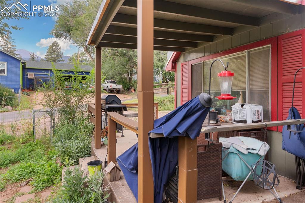 Image 5 of 34: Front unit patio