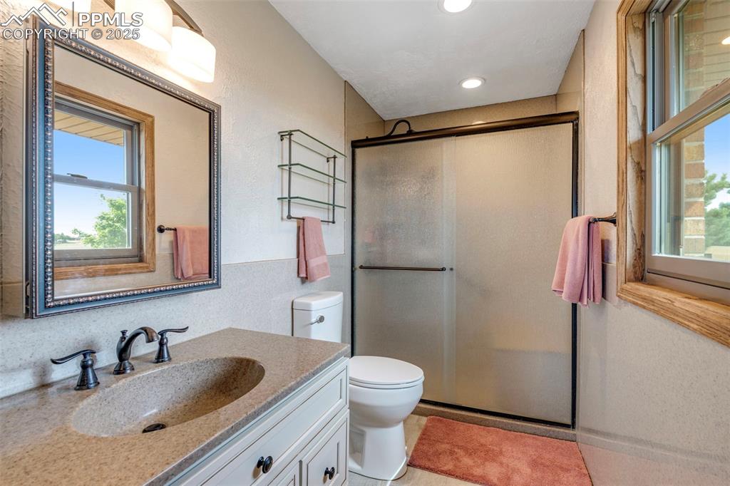 Image 13 of 40: Bathroom