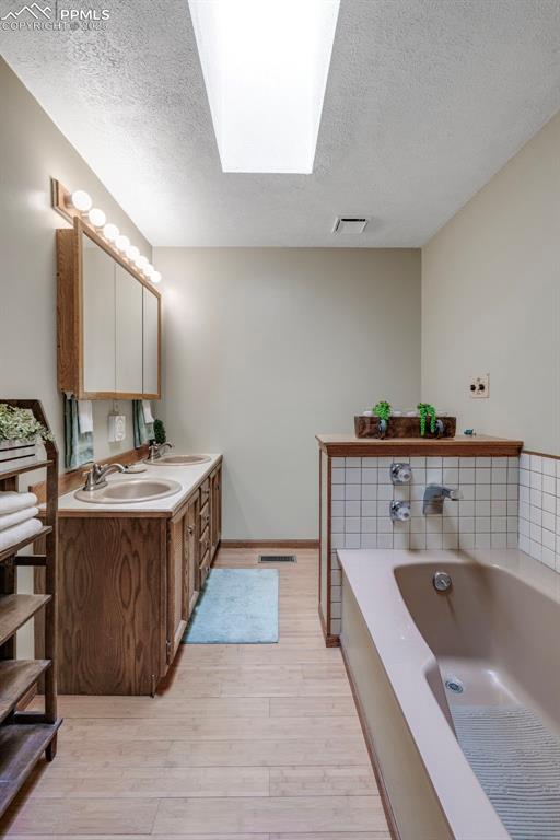 Image 16 of 40: Bathroom
