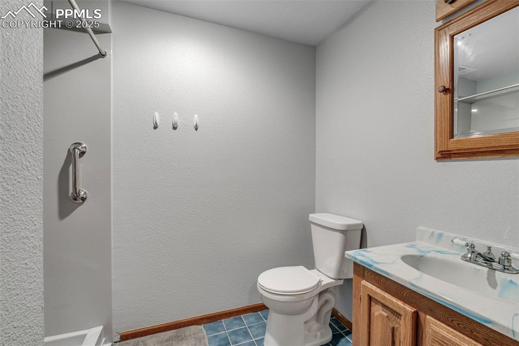 Image 25 of 40: Bathroom