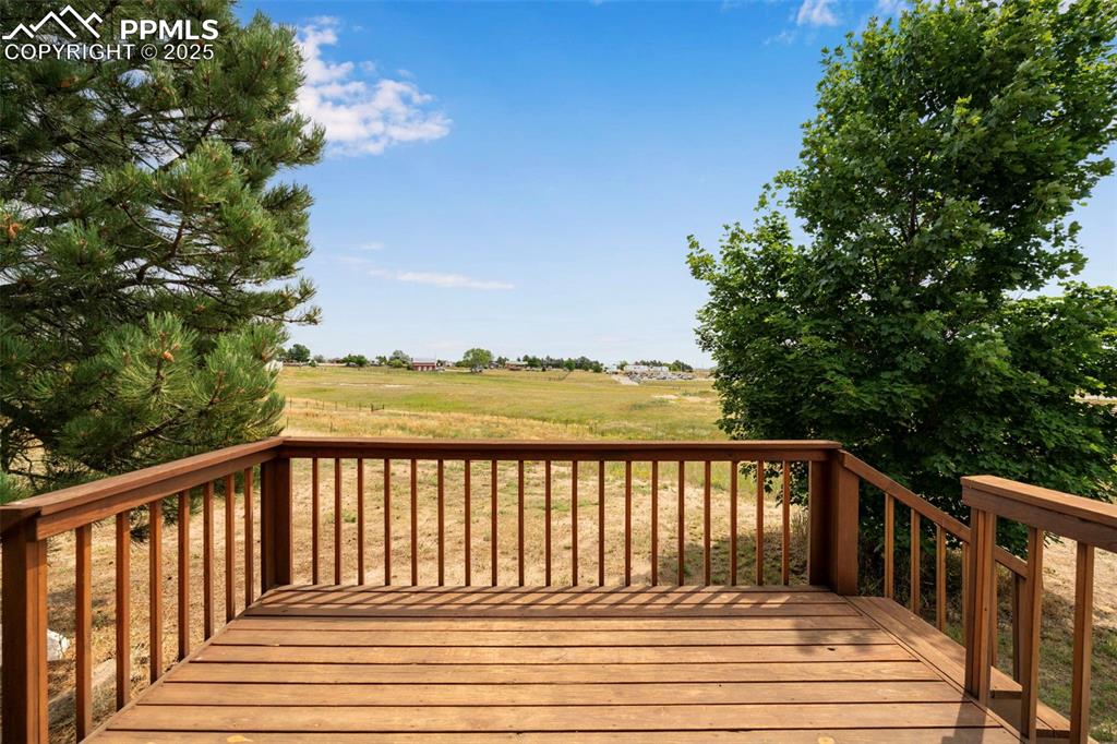 Image 26 of 40: Deck