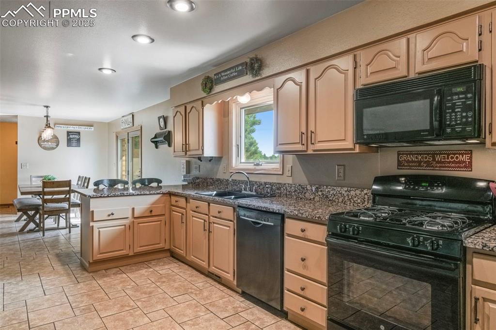 Image 3 of 40: Kitchen