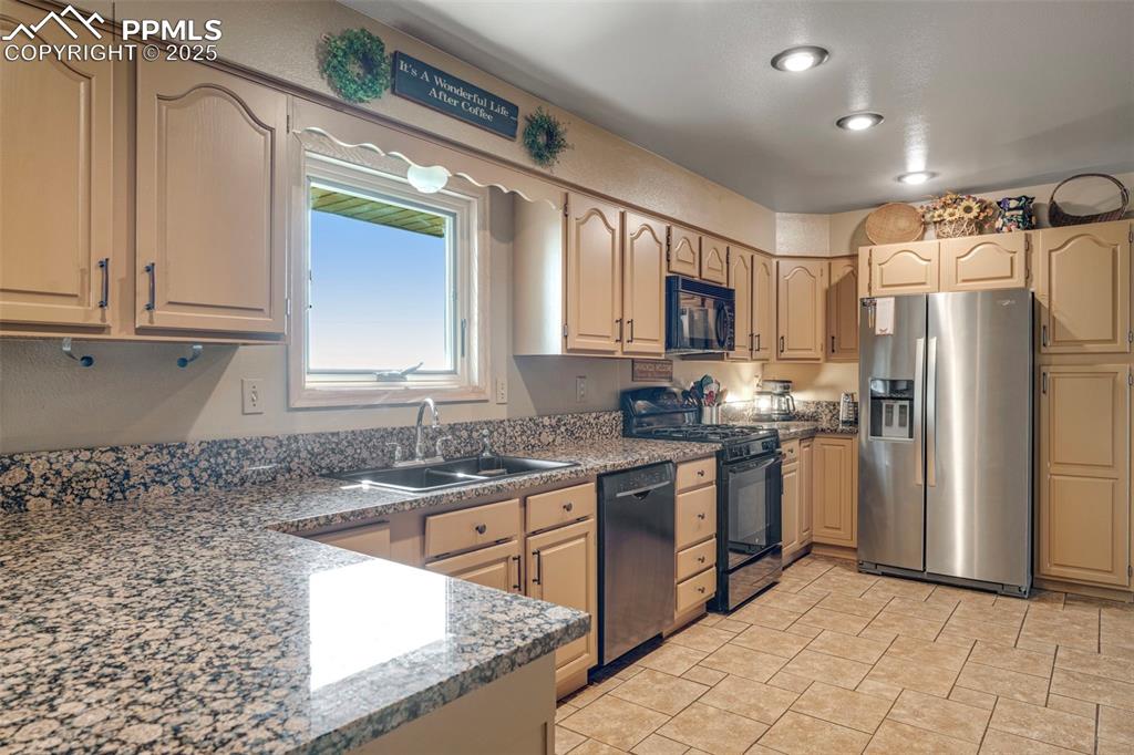 Image 4 of 40: Kitchen
