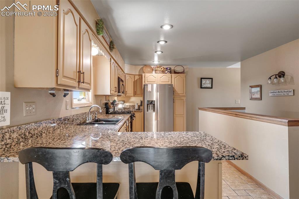Image 5 of 40: Kitchen