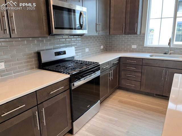 Image 3 of 9: Kitchen
