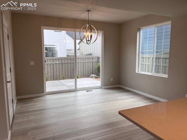 Image 4 of 9: Dining Area