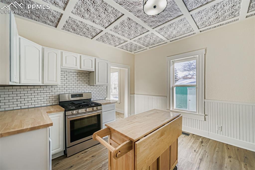 Image 10 of 34: Kitchen