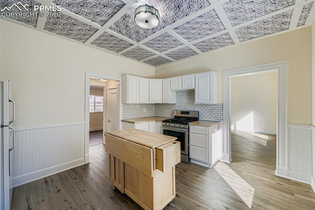 Image 8 of 34: Kitchen