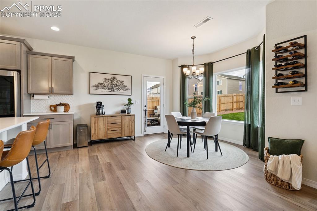 Image 16 of 35: Dining Area