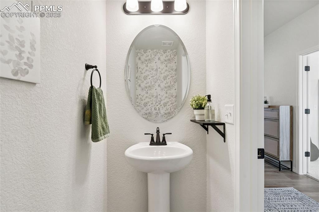Image 17 of 35: Bathroom