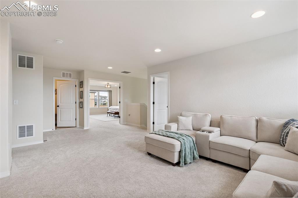 Image 19 of 35: Living Room