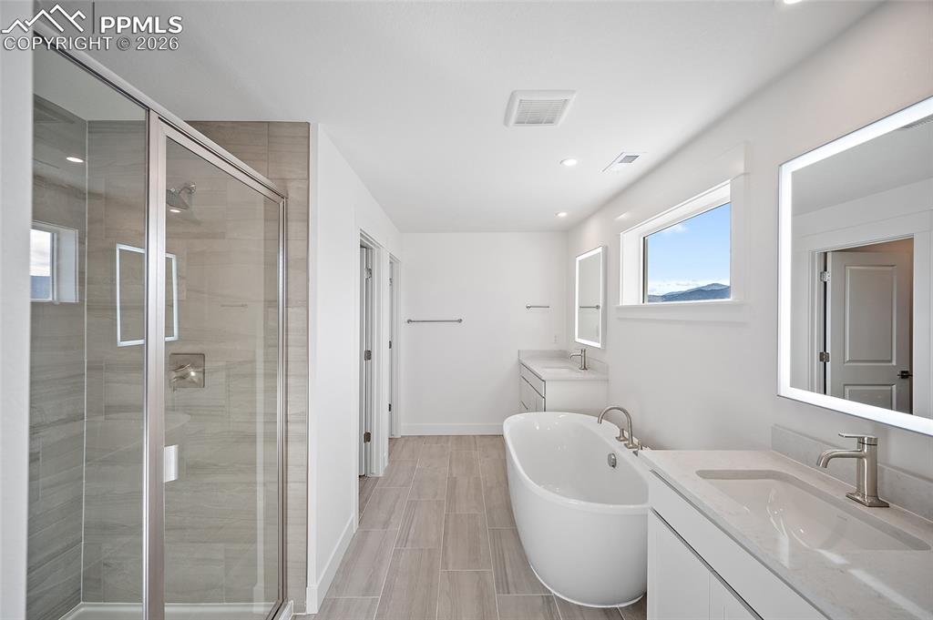 Image 26 of 42: Bathroom