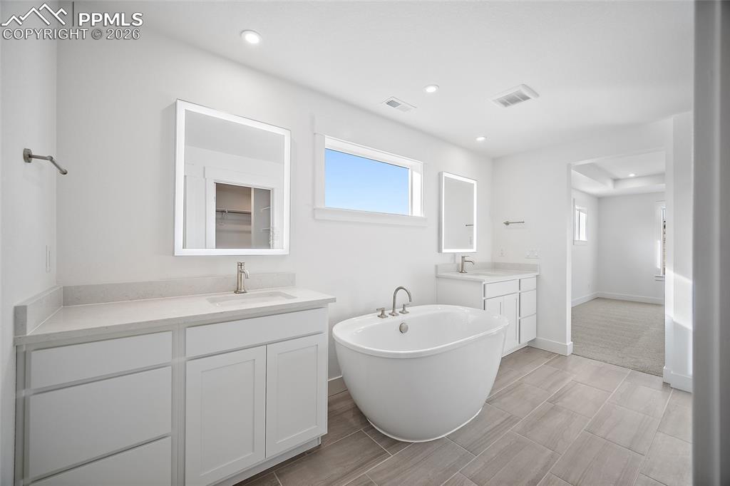 Image 27 of 42: Bathroom