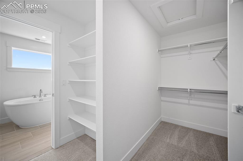 Image 29 of 42: Closet