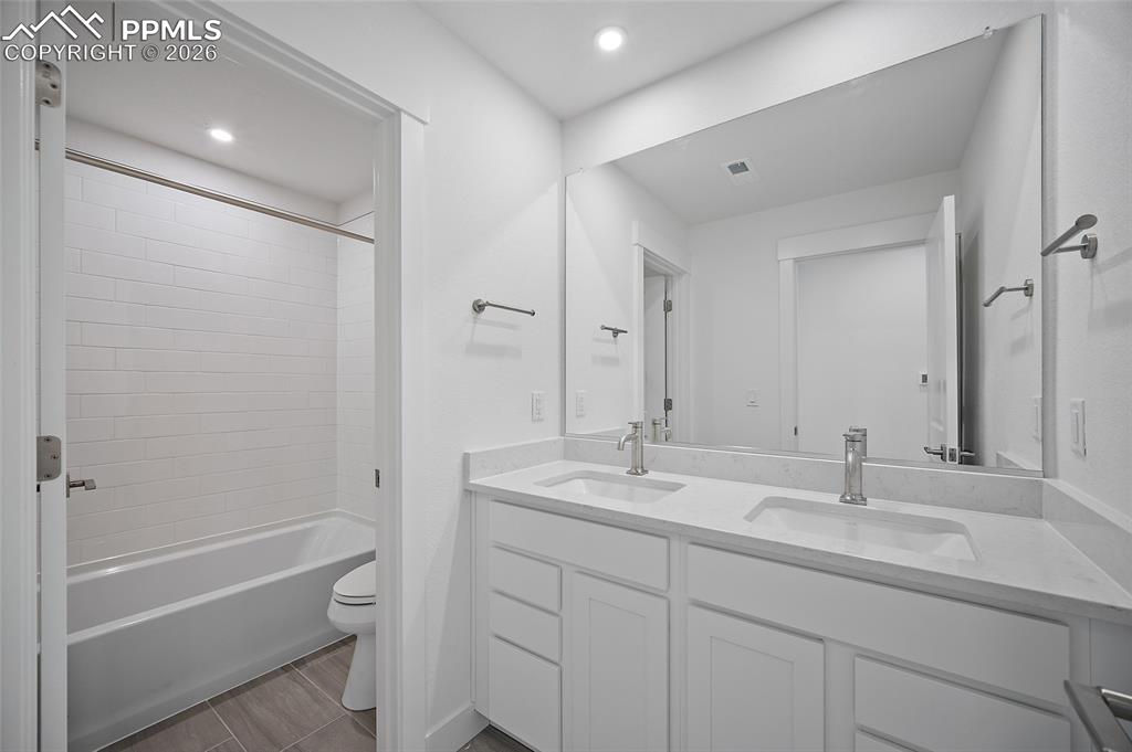 Image 31 of 42: Bathroom