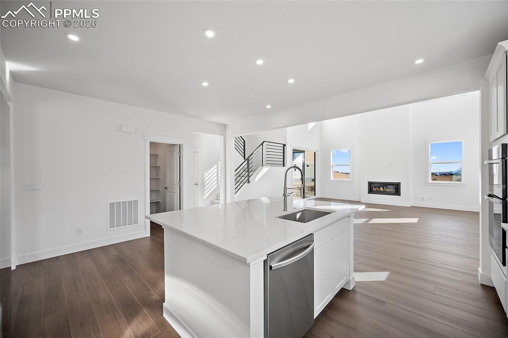 Image 5 of 42: Kitchen