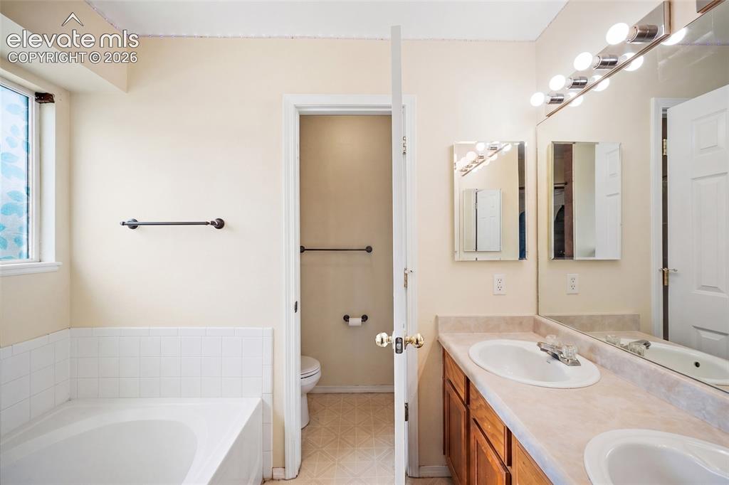 Image 7 of 16: Bathroom