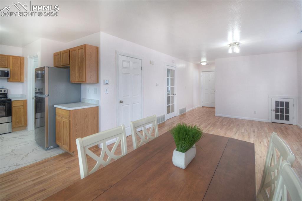 Image 10 of 31: Dining Area