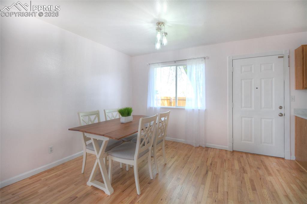 Image 11 of 31: Dining Area