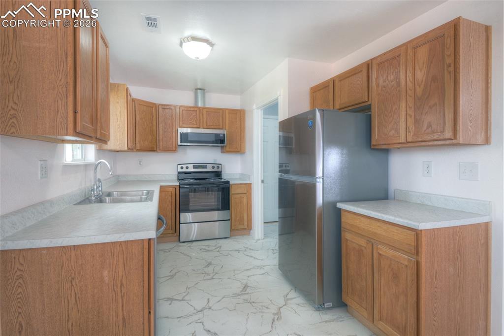 Image 12 of 31: Kitchen