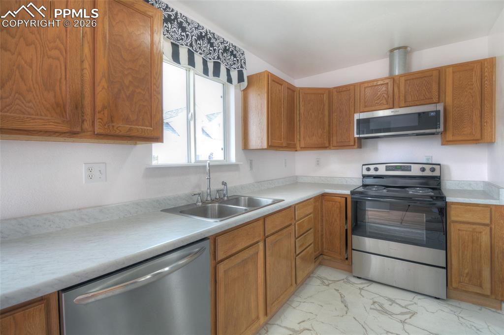 Image 13 of 31: Kitchen