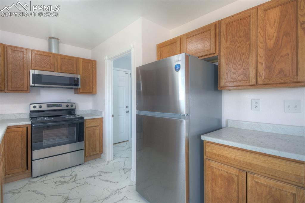 Image 14 of 31: Kitchen