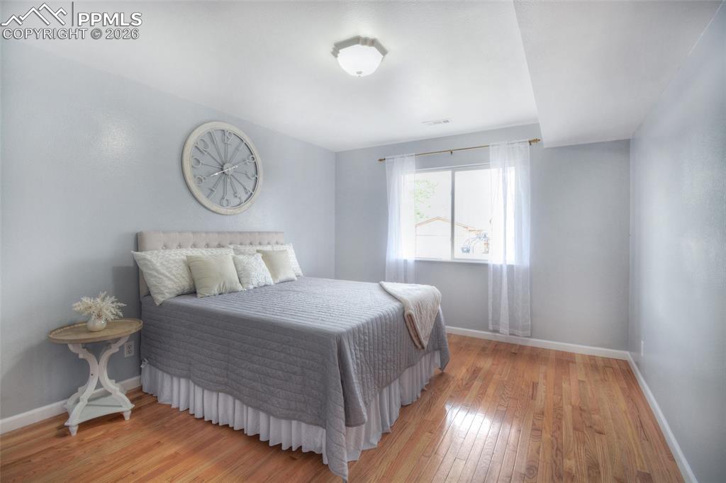 Image 17 of 31: Bedroom