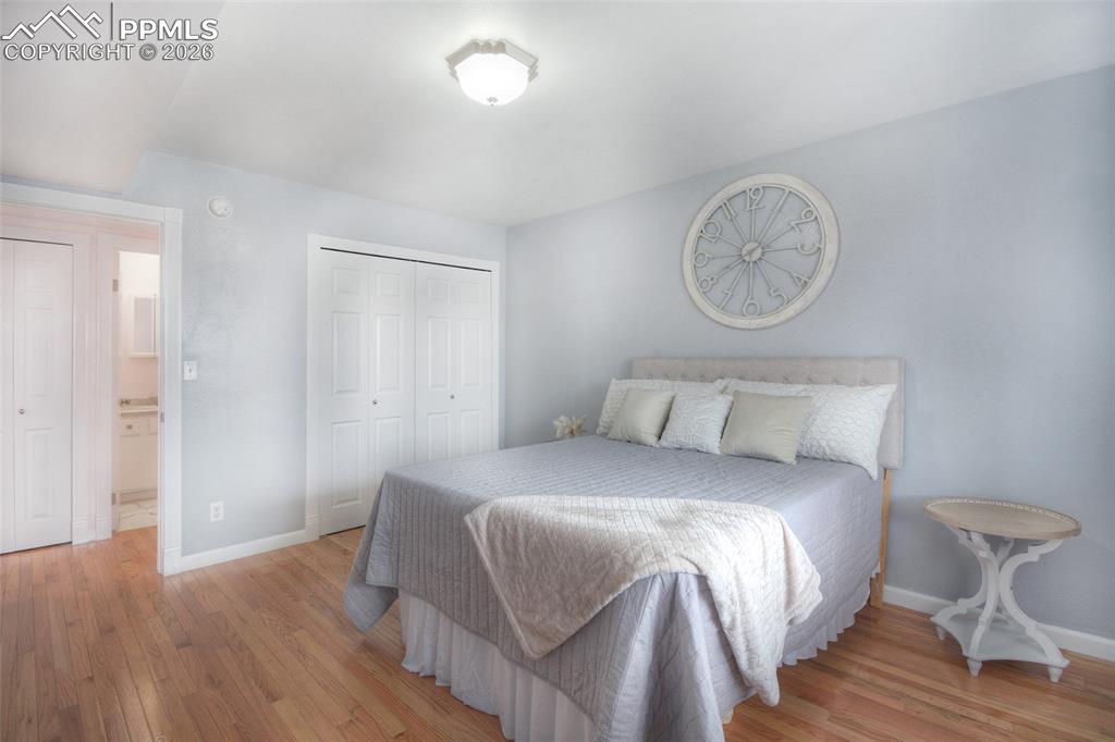 Image 18 of 31: Bedroom